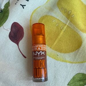 DUCK PLUMP HIGH PIGMENT PLUMPING LIP GLOSS in shade brown of applause